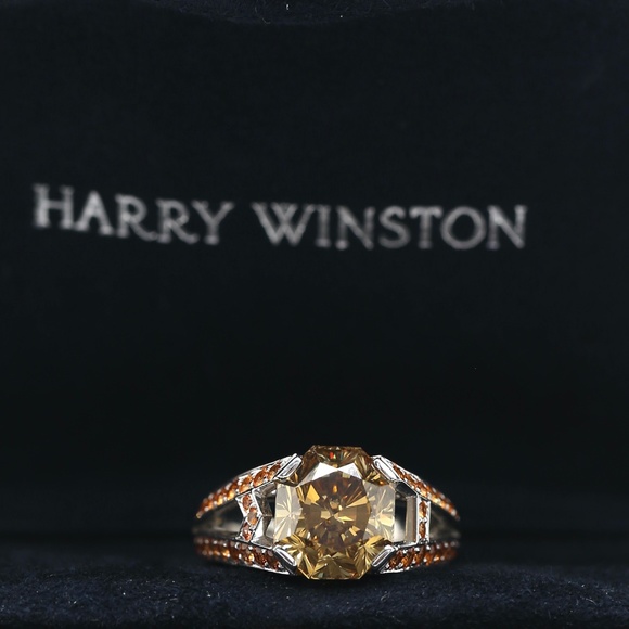 Harry Winston 5.76 Carat Diamond Engagement Ring - Picture 3 of 16